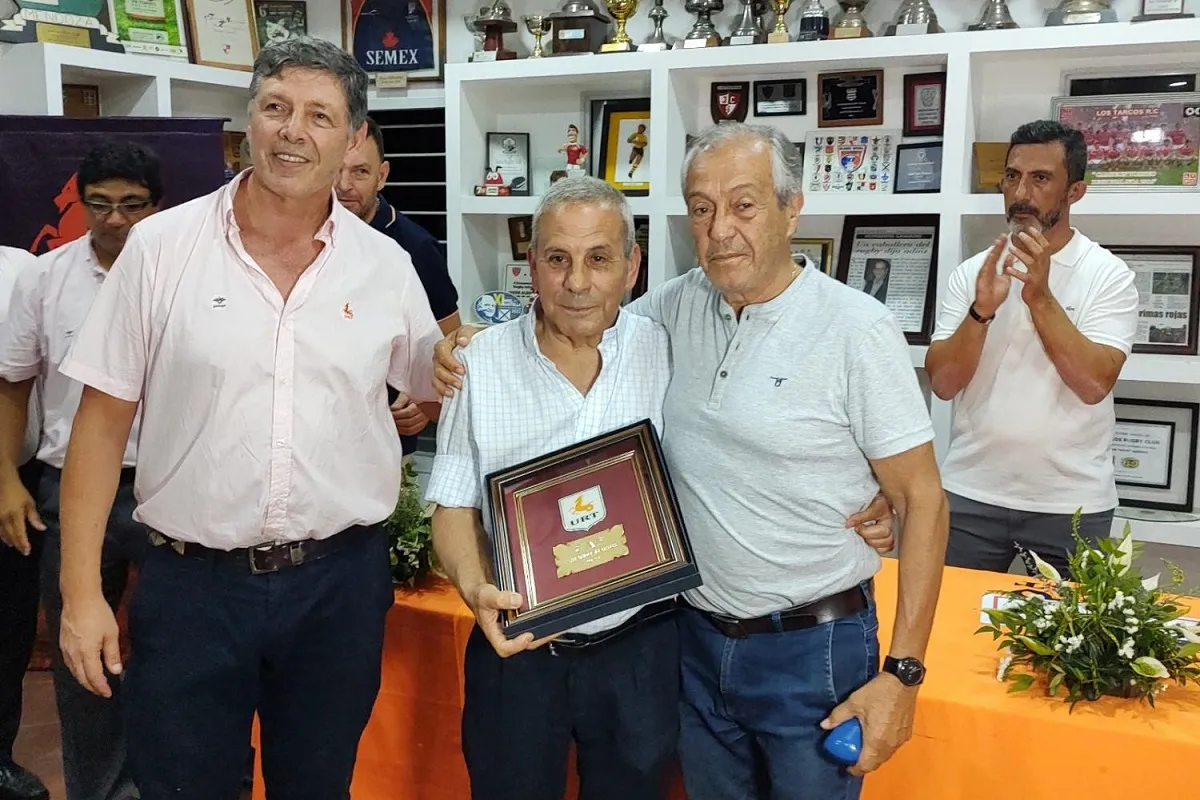 MÁXIMA DISTINCIÓN. Fernando Martoni recibe el Cap junto a Santiago Taboada (presidente de la URT) y Luis Castillo, ex presidente de la UAR.