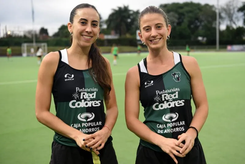 UNIDAS. Agustina y Lourdes Butí portan, orgullosamente, su uniforme verdinegro.