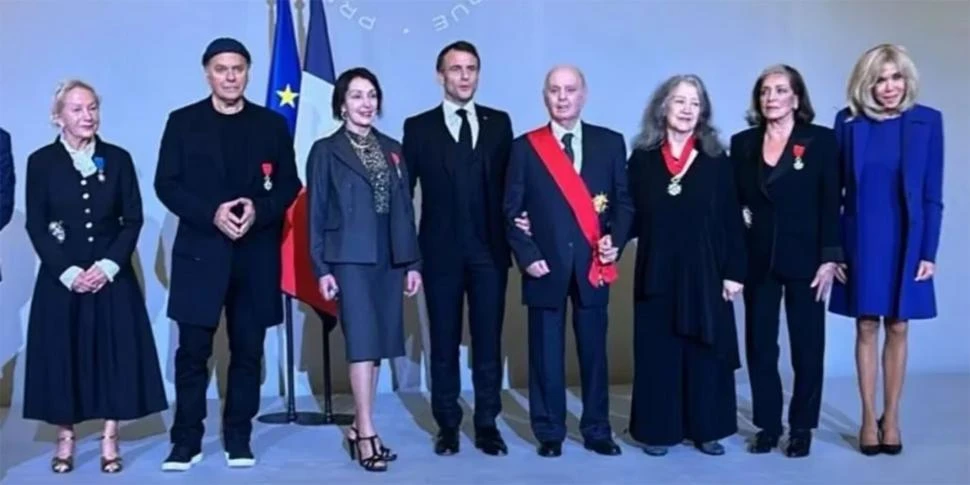 MEDALLAS. Macrón, del brazo de Barenboim, y él, de la mano de Argerich.