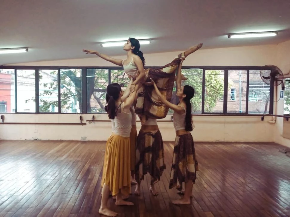 ENSAYO EN EL ESTUDIO. Un momento en la danza en que se aprecia el vestuario intervenido por alumnos.  gentileza fundación bajo jardín