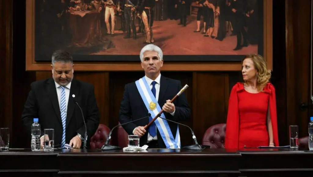 El gobernador Claudio Poggi anunció que los trabajadores cobrarán los salarios de diciembre y enero en cuotas