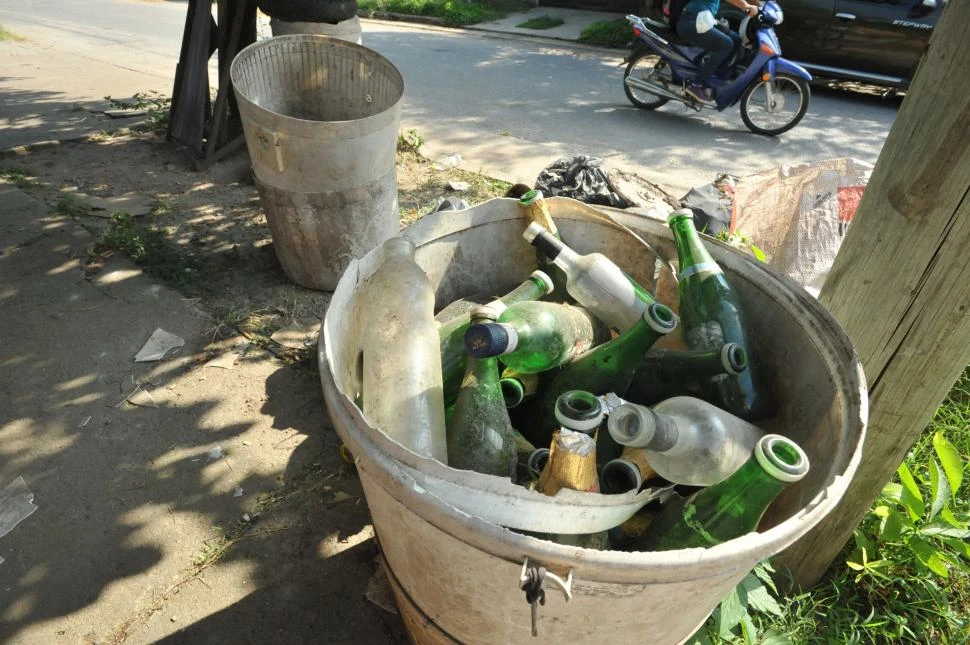 CRIADEROS. Todos los recipientes que puedan acumular agua le sirven al mosquito Aedes para reproducirse. la gaceta / foto de antonio ferroni