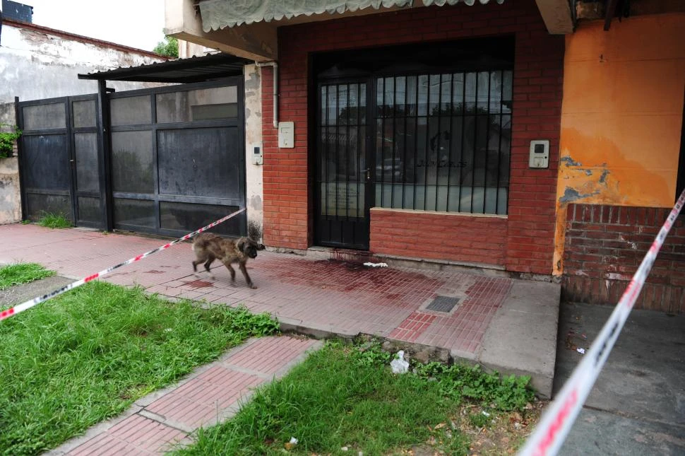 EN BARRIO KENNEDY. La vereda y la entrada a la peluquería quedaron manchadas con la sangre de la víctima.  LA GACETA / FOTOs DE DIEGO ÁRAOZ