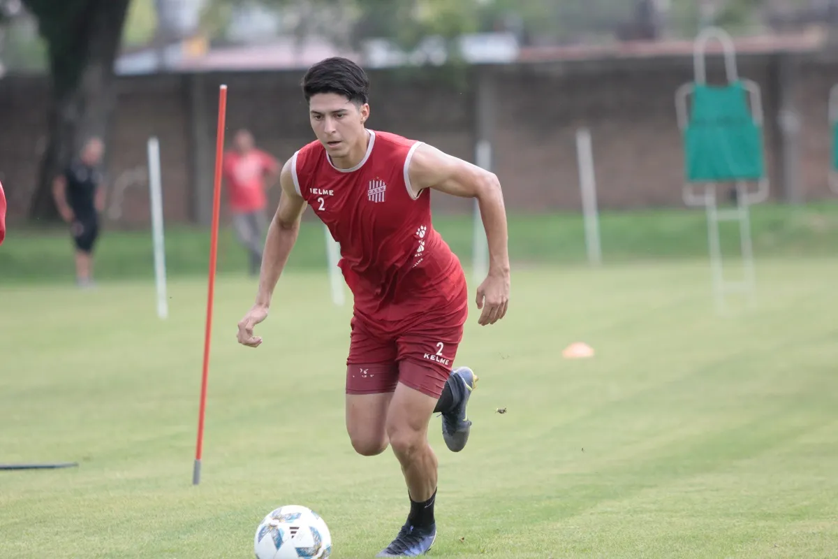 CON PELOTA DOMINADA. Adriano Romero se muestra muy activo en las prácticas de San Martín de Tucumán.