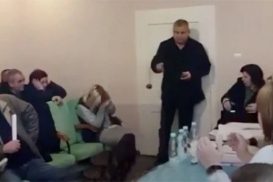 Un diputado tiró granadas en un ayuntamiento de Ucrania