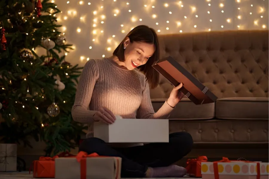 Los regalos suelen ser parte de la experiencia de fiestas de fin de año.