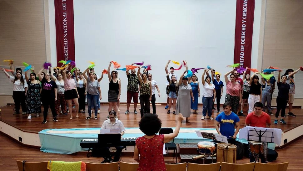 INTERPRETACIÓN. El Coro de la Facultad de Medicina rompe con la frontalidad estática habitual para incluir elementos y desplazamientos en el recital.