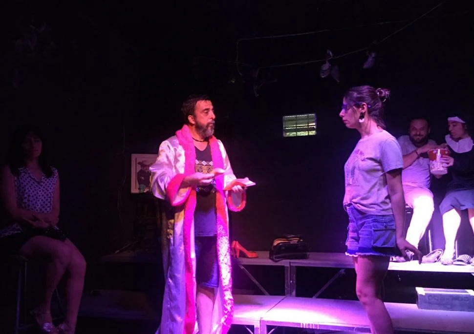 “MICROCHANTA”. El elenco del taller de teatro de El Atelier repondrá su creación esta noche, en la última función y bajo la dirección de Ignacio Hael.