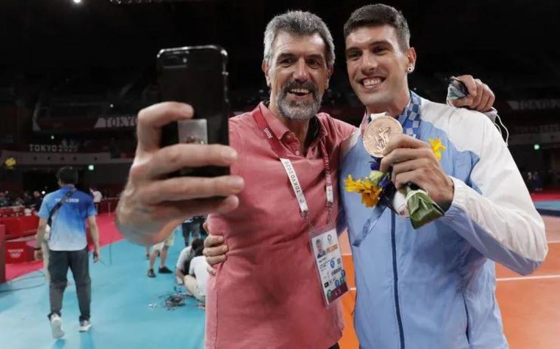 RECUERDO. Hugo, papá de Facundo, con la medalla olímpica. Su padre también ganó una de bronce en Seúl 1988.