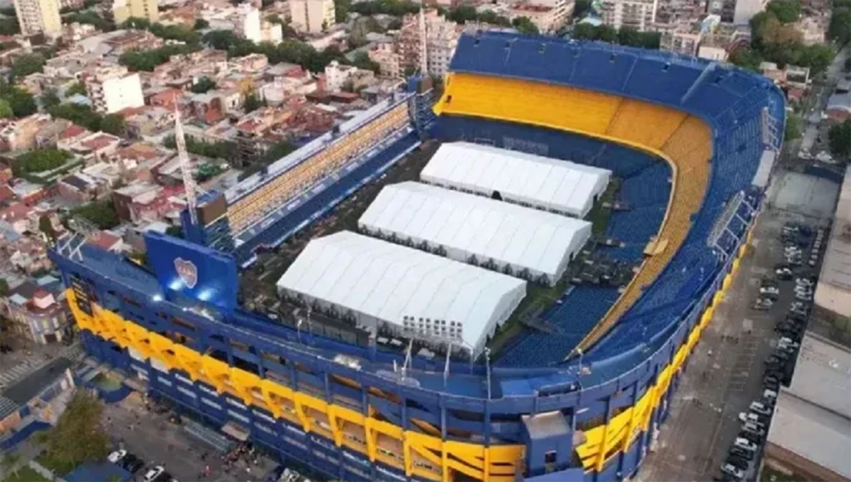 EN LA CANCHA. Tres carpas fueron montadas en La Bombonera para que los socios puedan elegir a las autoridades del club.