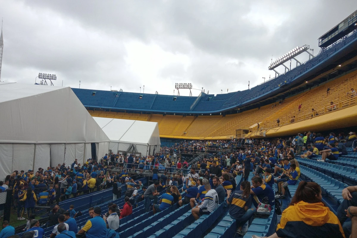 DIFERENTE. La Bombonera con las carpas en el campo de juego lució distinta. Los votantes se sentaron en las tribunas luego de elegir. FOTO DE @PuntoBocaRadio