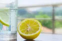 Agua con limón para bajar de peso: cuál es el mejor momento del día para consumirla
