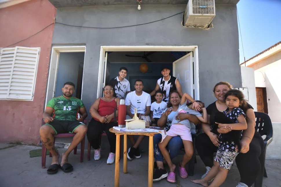 FAMILIA UNIDA. Nicolás Romero disfruta de su tiempo libre con sus afectos.