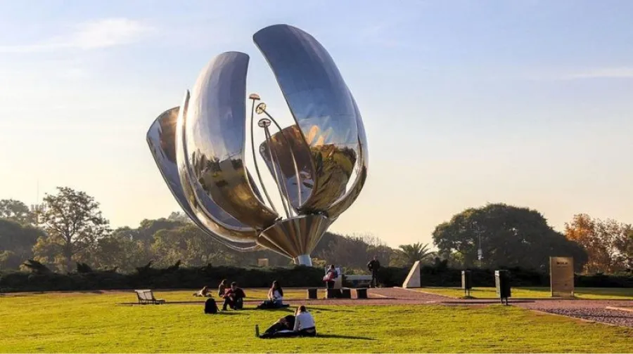 Temporal en Buenos Aires: el fuerte viento destruyó la estructura de la Floralis Genérica.