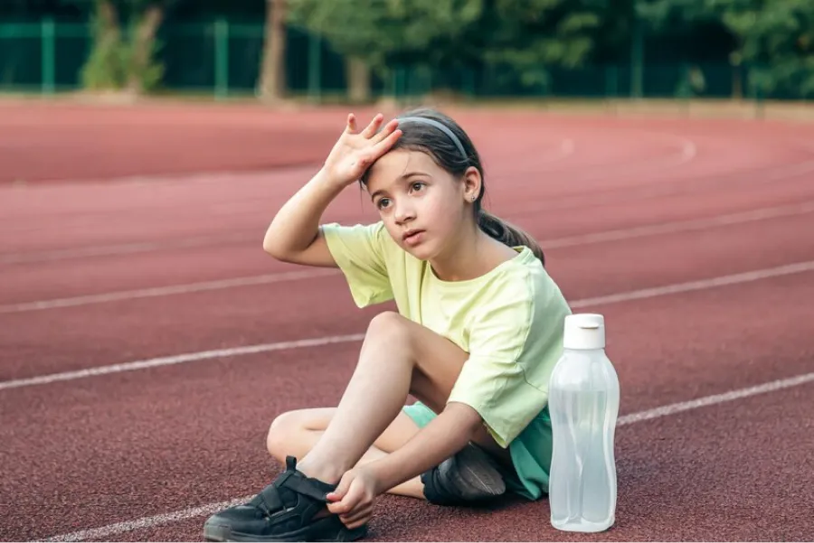 Niños, embarazadas y adultos mayores requieren especial atención para evitar la deshidratación.