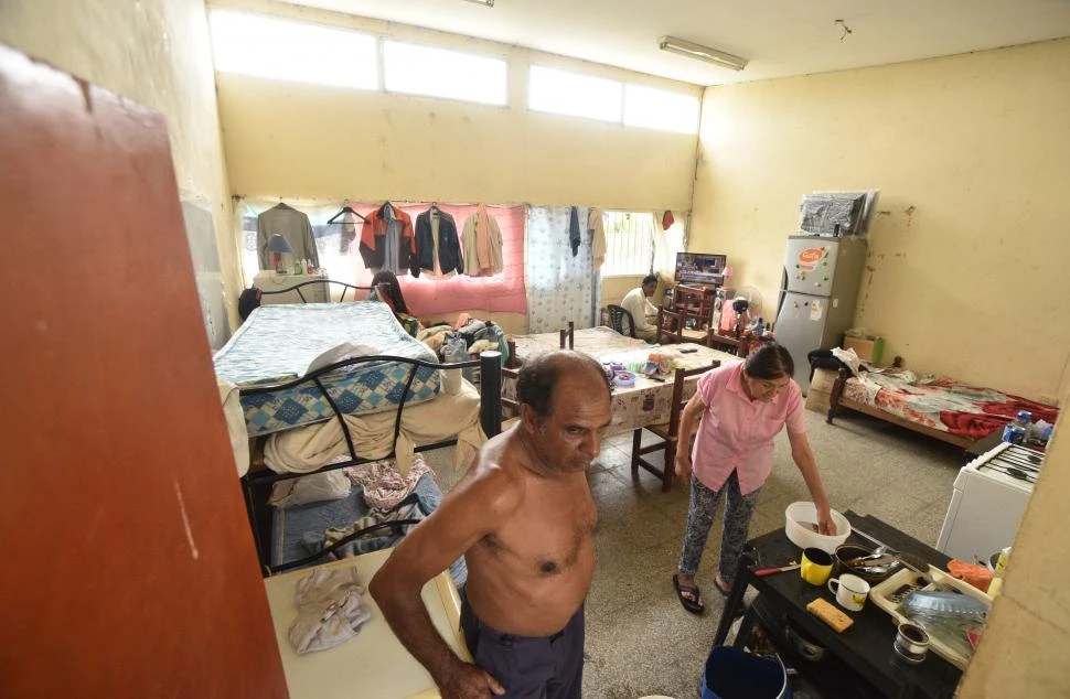 EN UN CAPS. Varias familias fueron instaladas en un centro asistencial, donde aguardan poder reinstalarse. la gaceta / foto de osvaldo ripoll