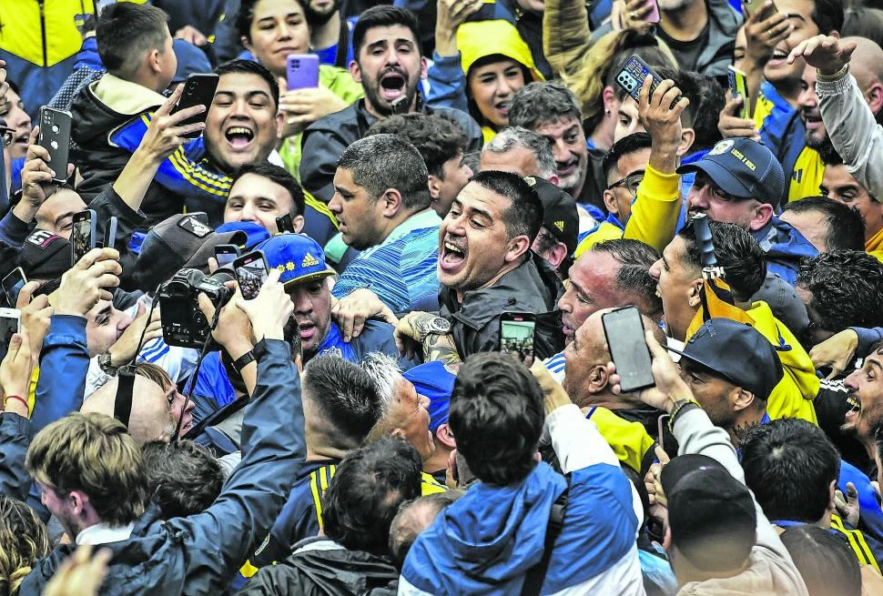 BUEN ÁNIMO. Riquelme había llegado a votar cantando y de buen ánimo. Anoche, luego de lograr un gran triunfo, no habló. @la12tuittera