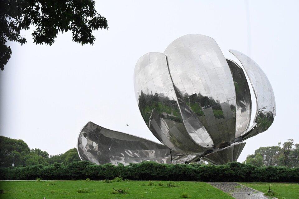 La Floralis Genérica fue afectada por los fuertes vientos de la madrugada del domingo.