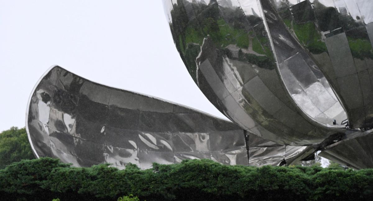 Uno de los seis pétalos de la Floralis fue destruido por el temporal.