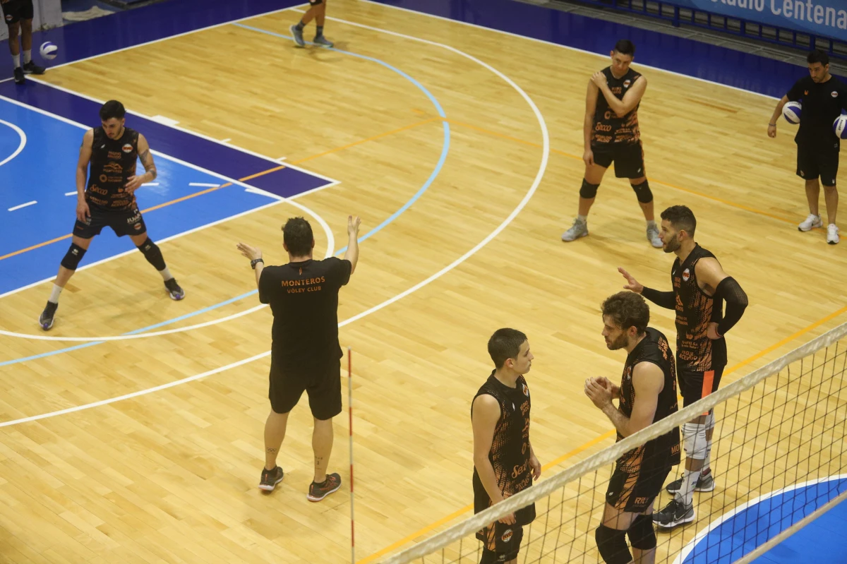 EN FORMOSA. Patti (de espalda) indica a sus dirigidos los ejercicios que deben hacer en el estadio donde buscarán clasificarse al Sudamericano. FOTO PRENSA MONTEROS VOLEY