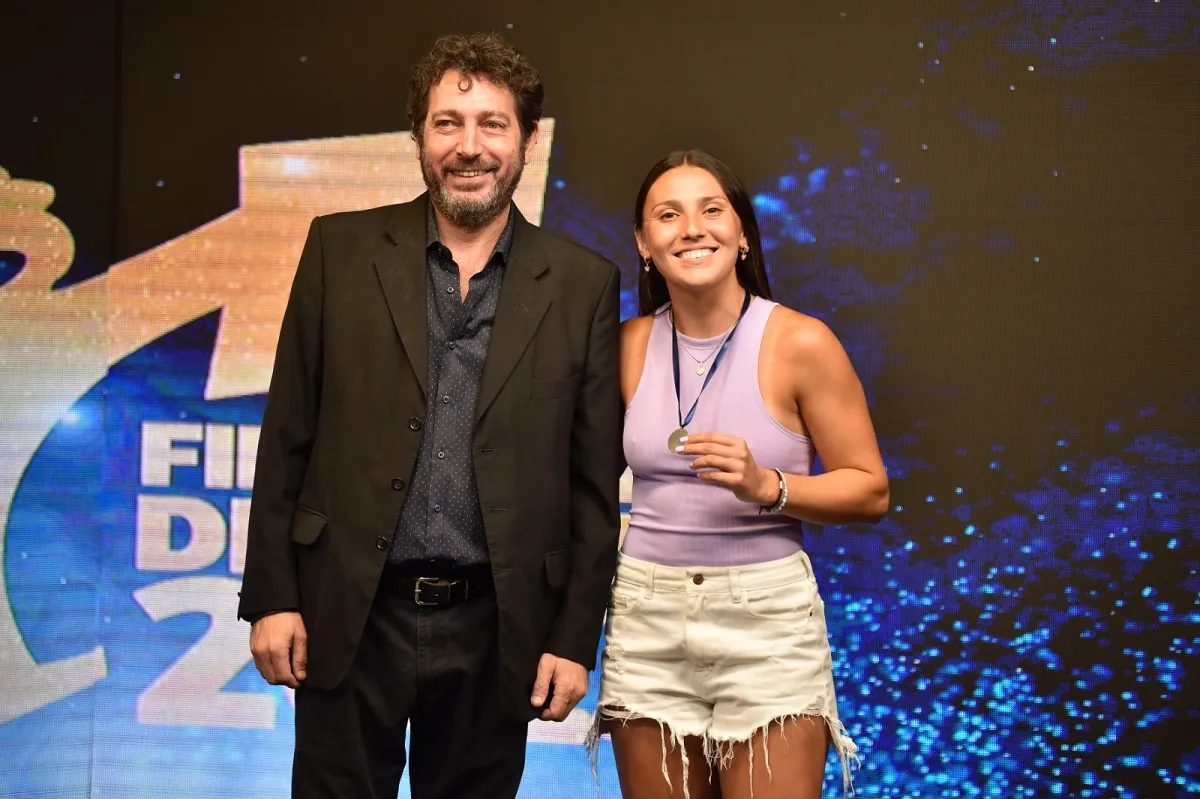 LEONCITA. Paula Santamarina recibe su distinción de manos de Federico Türpe.