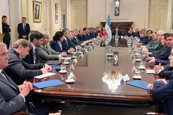 Reunión con gobernadores: Milei ofrece revertir Ganancias si avalan el plan económico