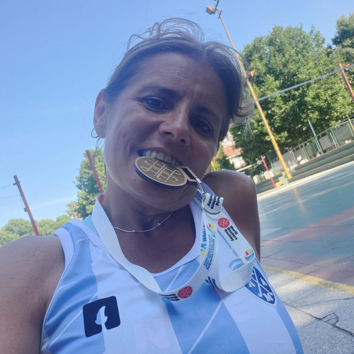 DORADA. Alejandra Malaspina con la medalla de oro que consiguió en el Campeonato Panamericano +50.