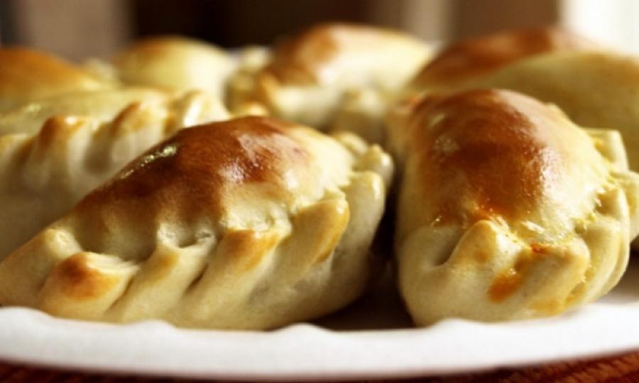 Empanaditas de queso brie y tomates confitados.