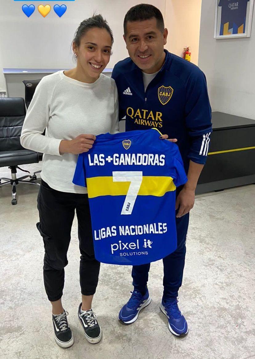 CON EL 10. Corbalán junto a Juan Román Riquelme, presidente electo de Boca.