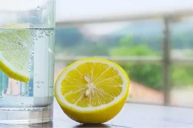 Esto es lo que pasa si se toma agua con limón todos los días