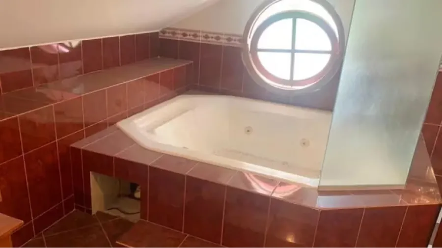 En Córdoba, el hallazgo de un jacuzzi en la oficina de un ex intendente generó polémica.