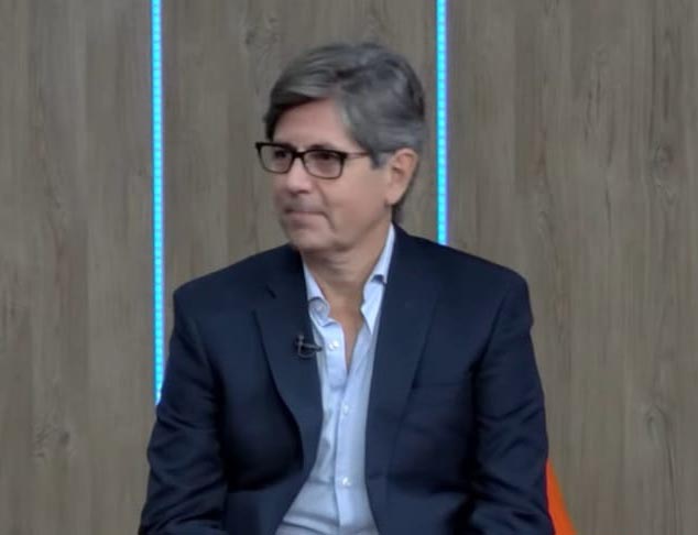 EVALUACIÓN. El cardiocirujano Jorge Valdecantos en el piso de LG Play.