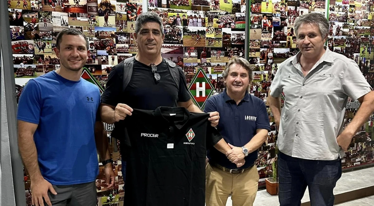 PRESENTACIÓN. Pablo Bascary sostiene la camiseta de Huirapuca durante su presentación en Concepción junto al presidente Daniel Galván Rey y el vicepresidente Miguel López.