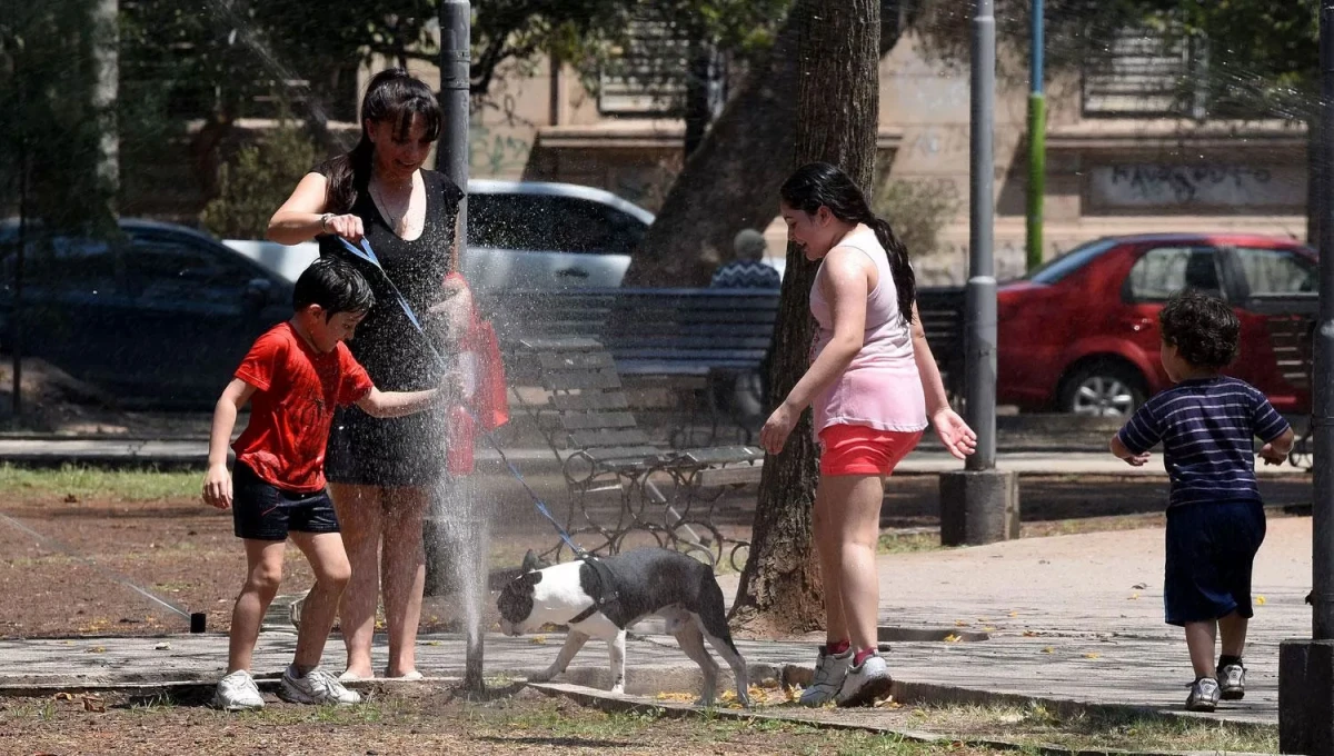 CALUROSO. Desde el SMN anticiparon que la temporada veraniega tendrá días con temperaturas y humedad alta, además de lluvias con abundante agua.