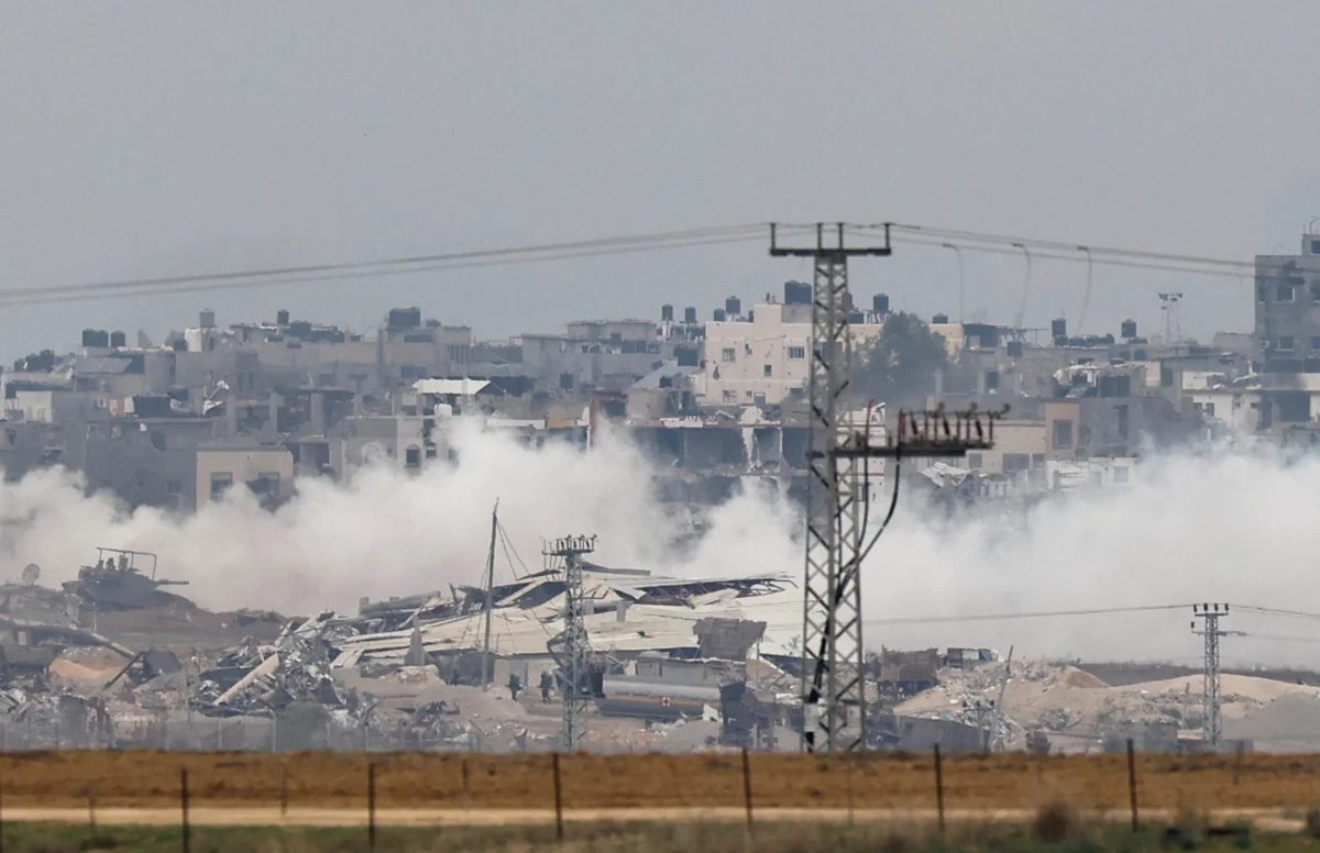 CIUDAD EN RUINAS. El humo se eleva desde los edificios destruidos en la capital de la Franja de Gaza, tras los bombardeos de Israel contra Hamas. 