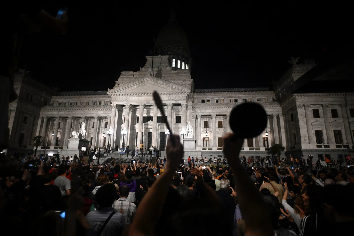 MANIFESTACIÓN. Reclamos y cacerolazos en el Congreso. AFP