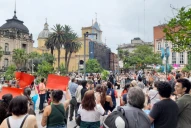 Se concentraron en la plaza Independencia en contra de las medidas económicas de Milei