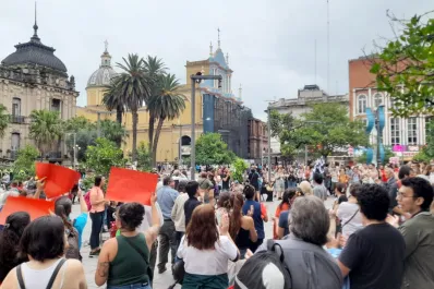 Se concentraron en la plaza Independencia en contra de las medidas económicas de Milei