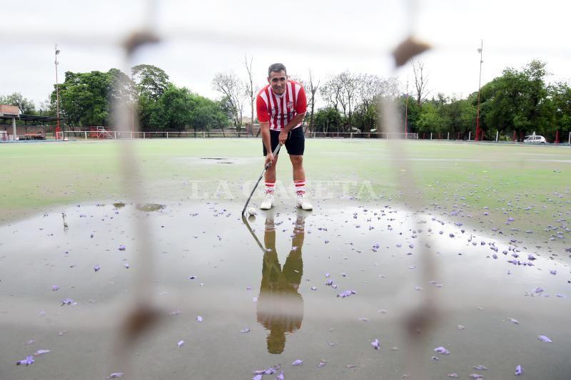 ENTRENANDO. Miguel Dulor juega al hockey con cualquier clima. 