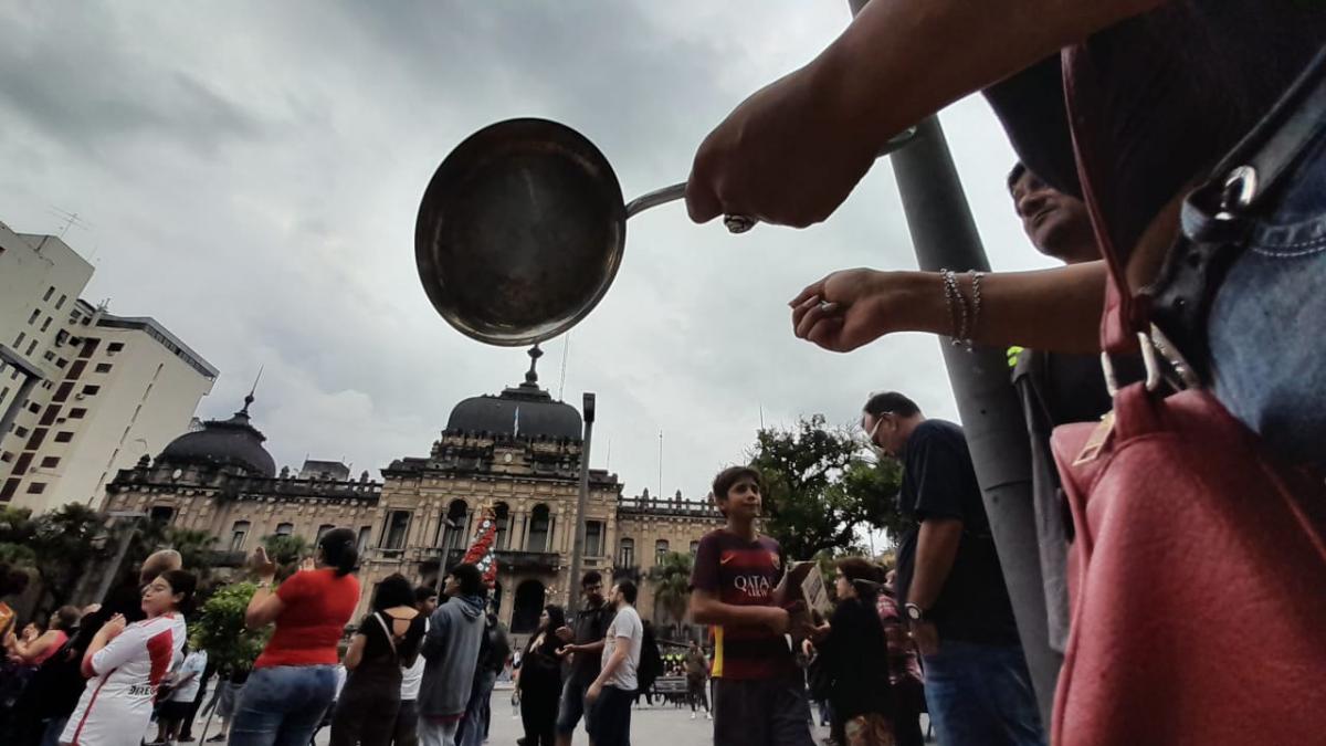 Se concentraron en la plaza Independencia en contra de las medidas económicas de Milei