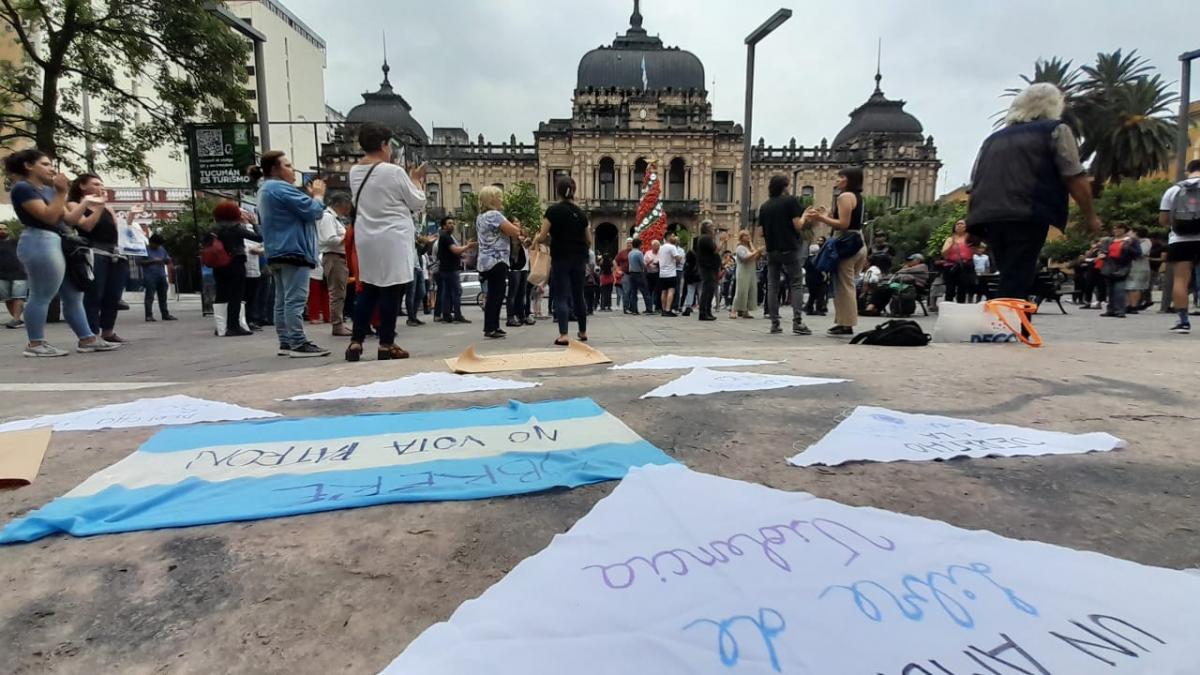 Se concentraron en la plaza Independencia en contra de las medidas económicas de Milei