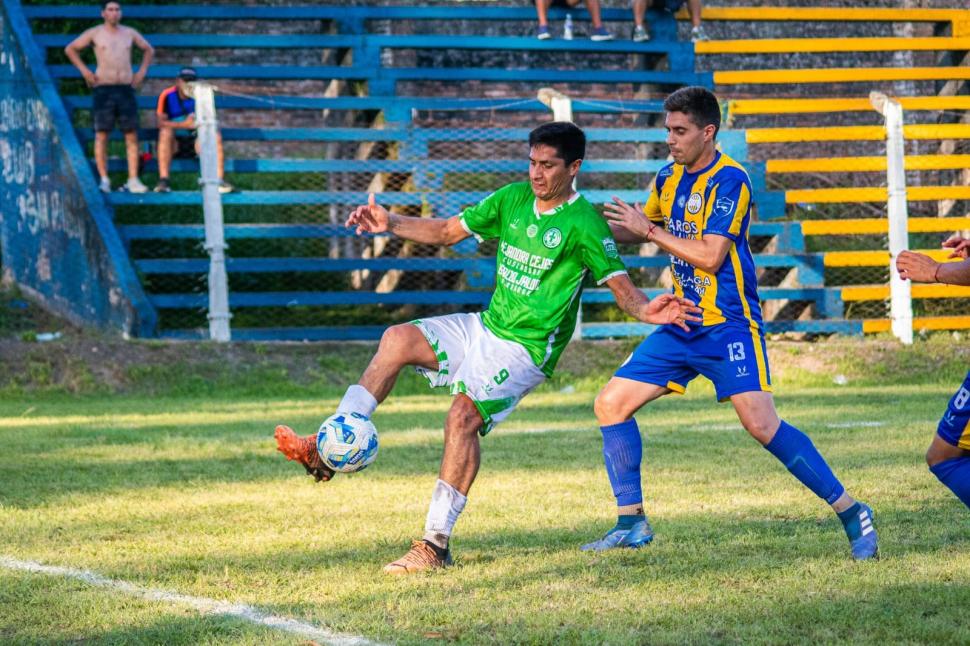 DUELO. Daniel López, de Graneros, domina la pelota frente a Silvio Lescano.  GENTILEZA ALBERTO GRAMAJO