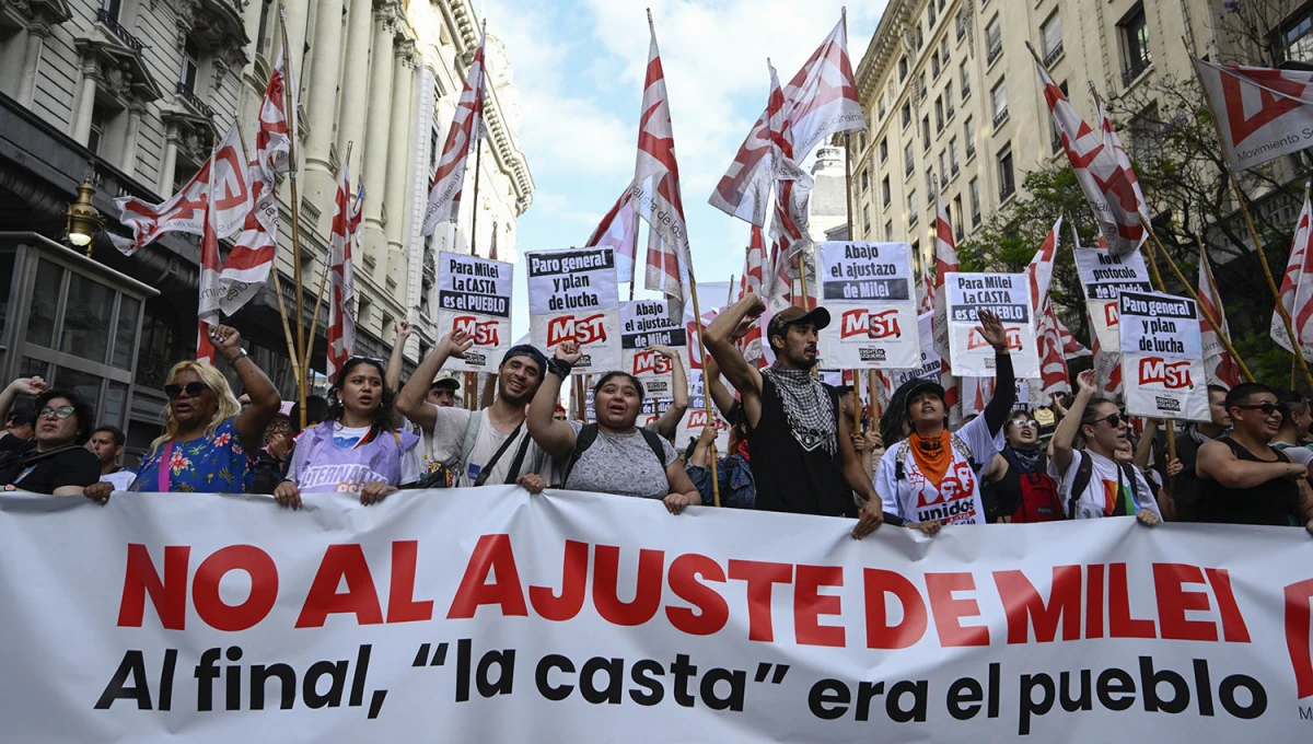 MARCHA. Las organizaciones sociales encabezaron la manifestación del miércoles. AFP