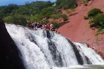 Vacaciones 2023/24: Cascada Colorada, una maravilla norteña que no podés dejar de conocer este verano