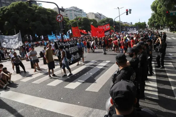 Ley ómnibus de Milei: se deberá pedir permiso para realizar protestas y se agravan las penas