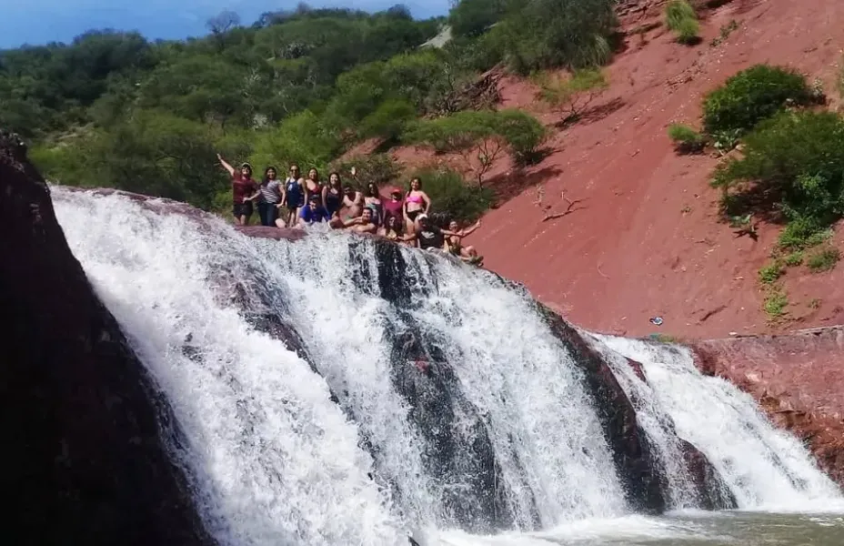 Vacaciones 2023/24: Cascada Colorada, una maravilla norteña que no podés dejar de conocer este verano