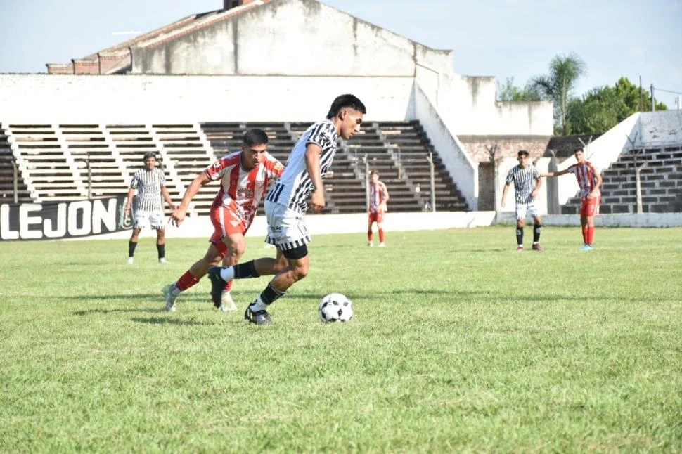 DESEQUILIBRANTE. Gonzalo Salinas, de Concepción FC, ante César Abregú. GENTILEZA MAXIMILIANO AGüERO