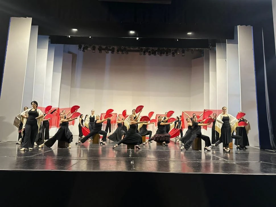 ABANICOS Y MANTONES. El espectáculo es un recorrido por la danza española, pasando por el baile regional, la danza estilizada y la copla.  GENTILEZA SANDRA MALDONADO