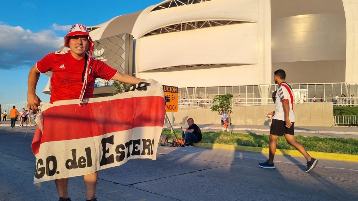 ALENTANDO. Pablo su lleva su bandera a todos los partidos desde 2006. 