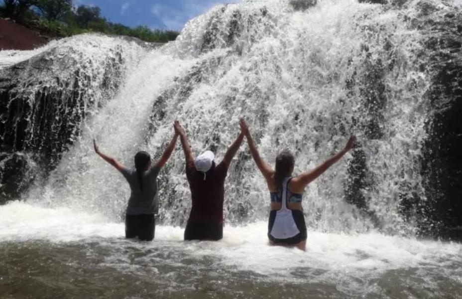 Vacaciones 2023/24: Cascada Colorada, una maravilla norteña que no podés dejar de conocer este verano